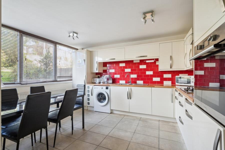 Flat Leaf Close in Greater London