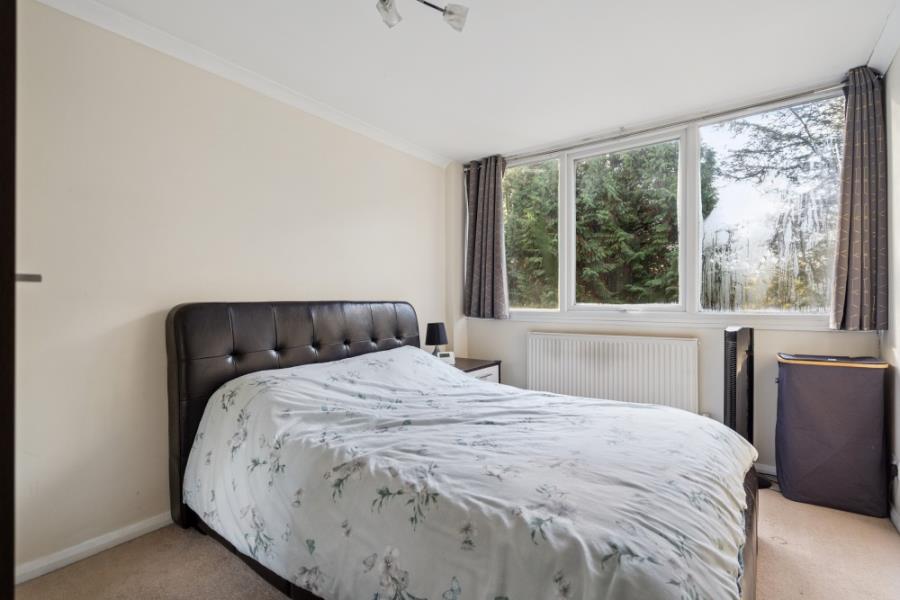 Flat Leaf Close in Greater London