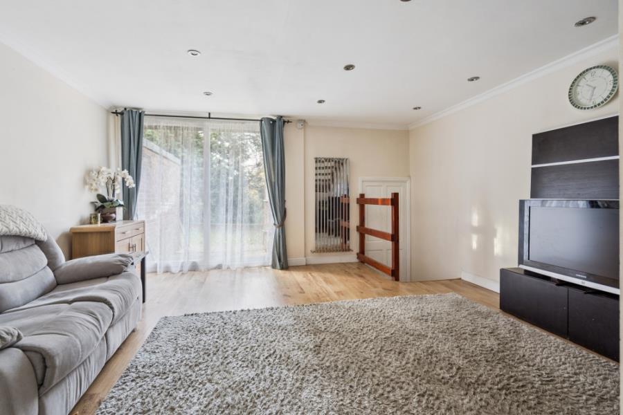 Flat Leaf Close in Greater London
