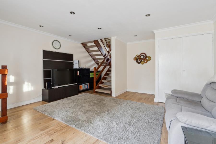 Flat Leaf Close in Greater London