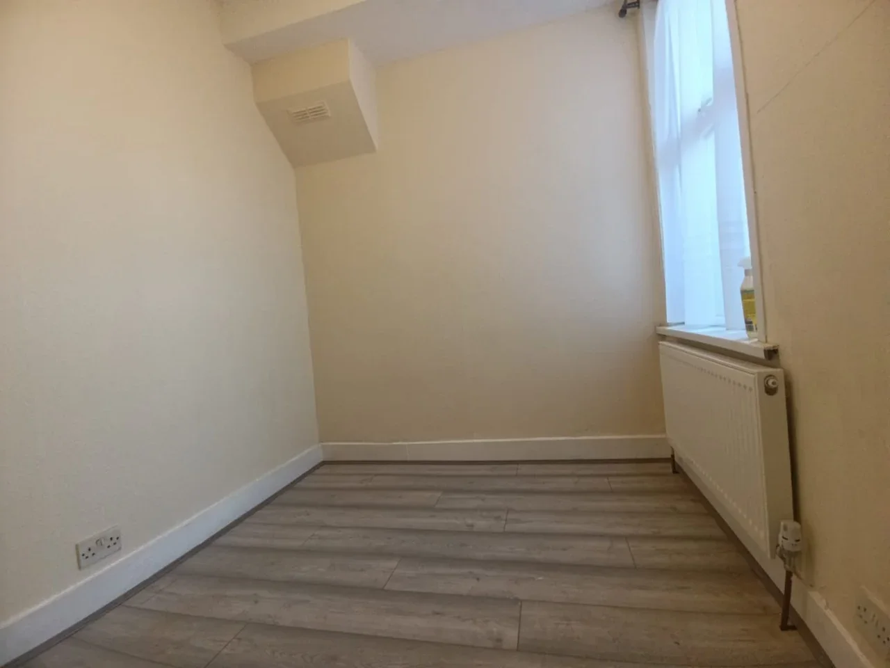 Flat Cambus Road in Greater London