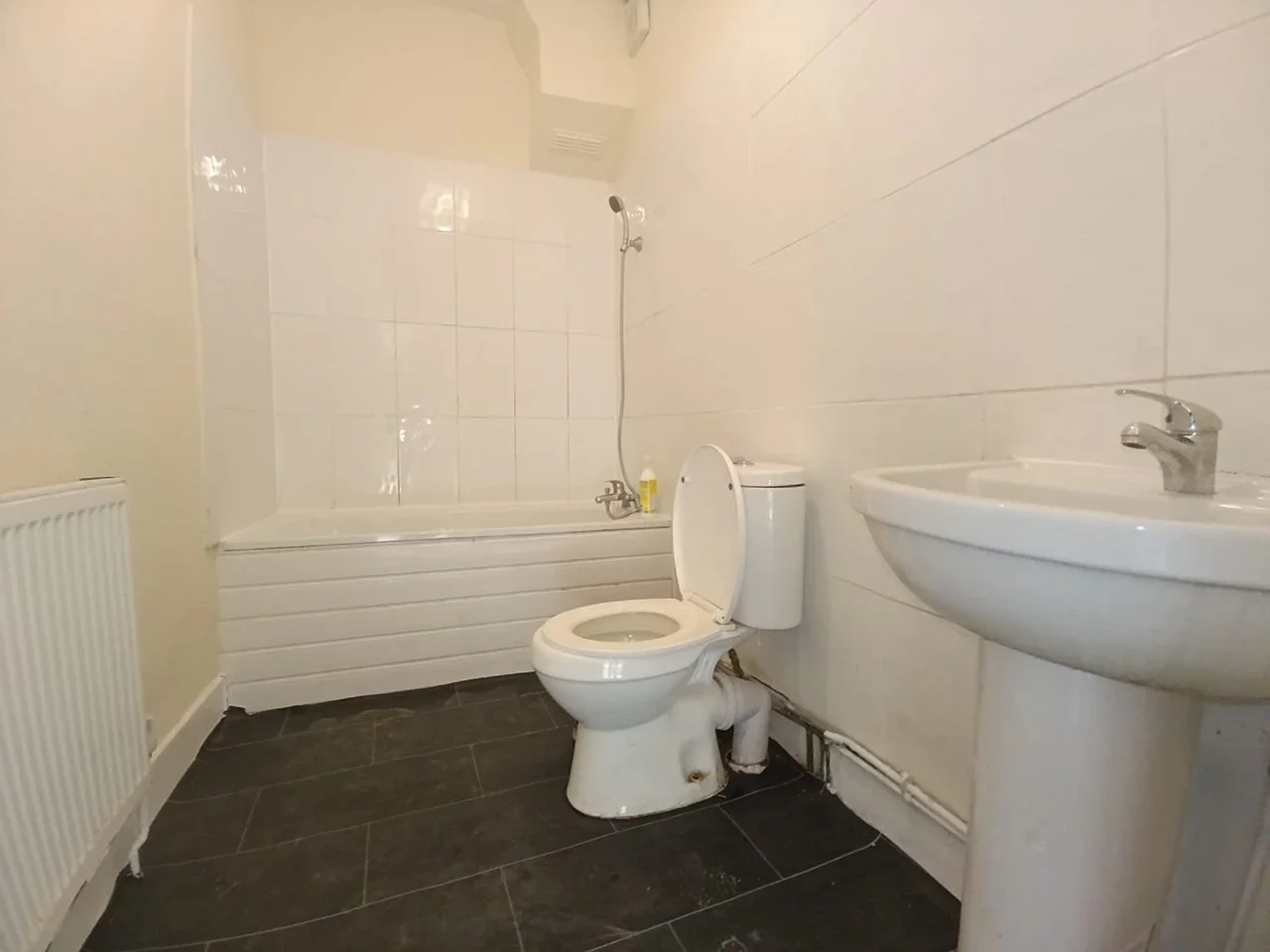 Flat Cambus Road in Greater London