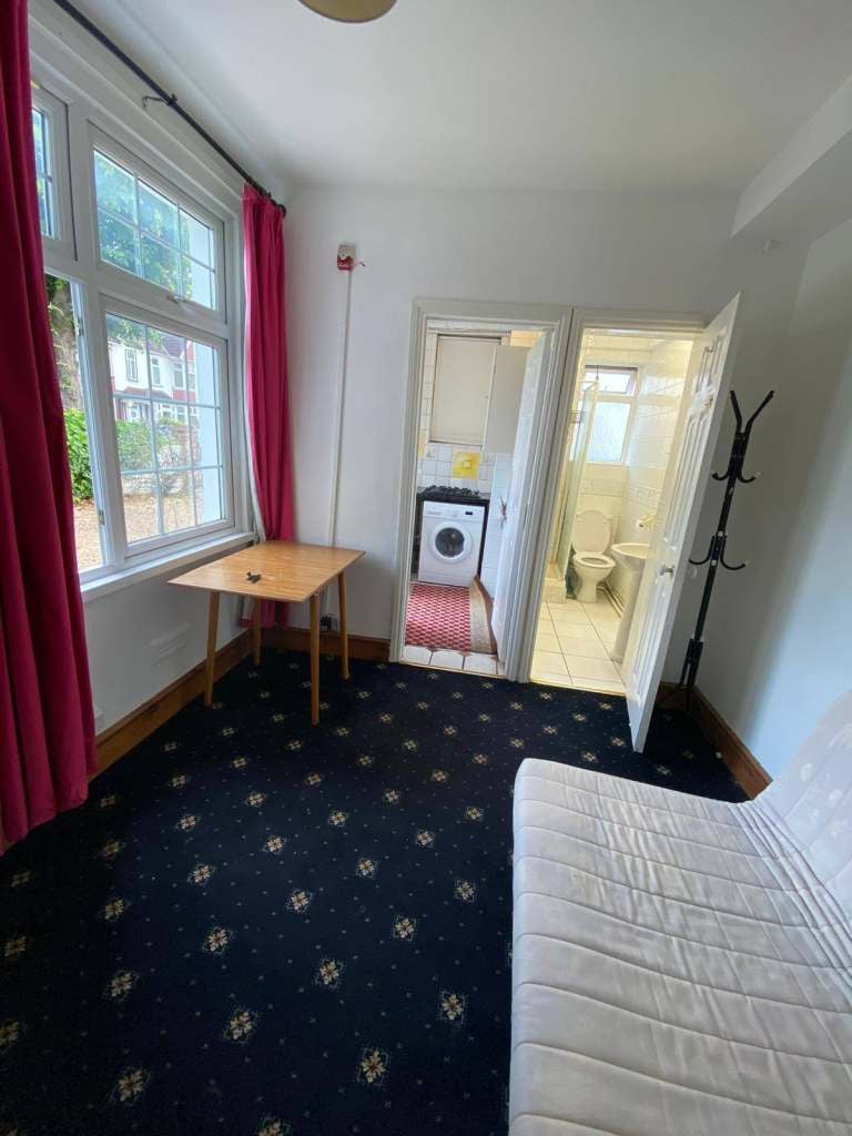 Flat Harrow Road in Greater London
