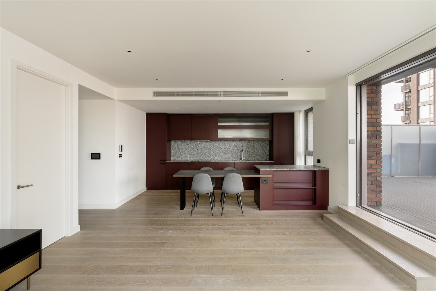 Flat Embassy Gardens in London