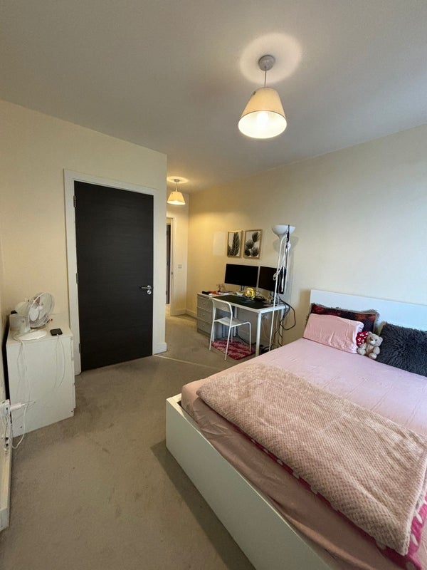 Room New Village Avenue in Greater London