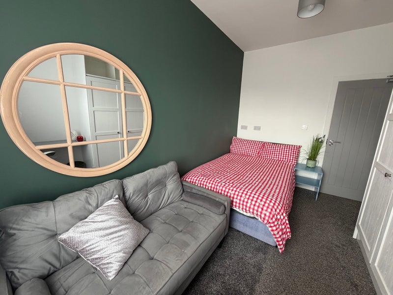 Room Garmoyle Close in Liverpool