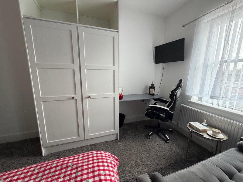 Room Garmoyle Close in Liverpool