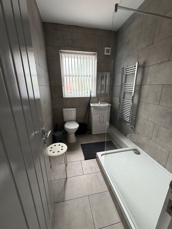 Room Garmoyle Close in Liverpool