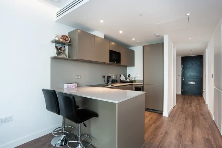 Flat Piazza Walk in Greater London