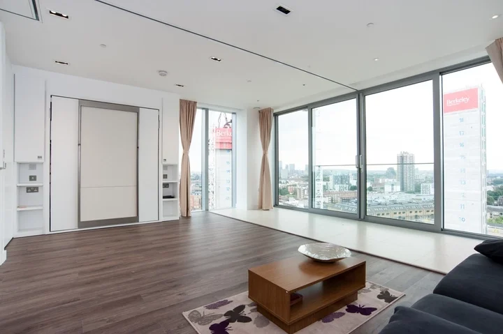 Flat Piazza Walk in Greater London