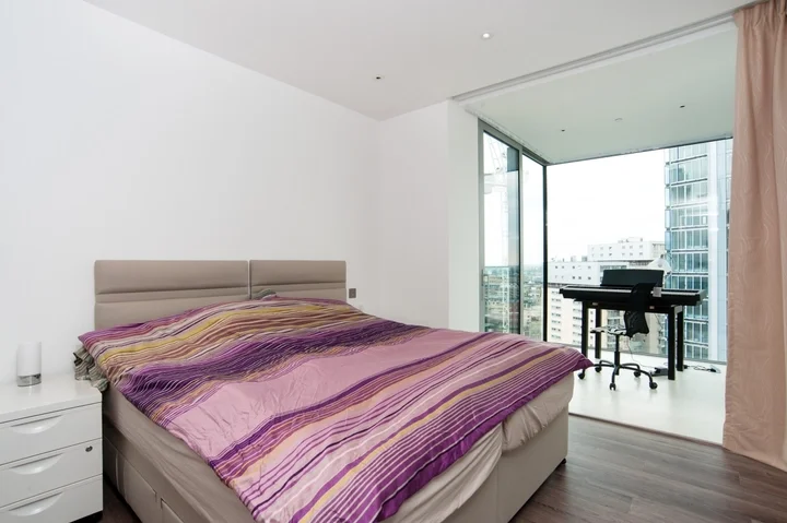 Flat Piazza Walk in Greater London