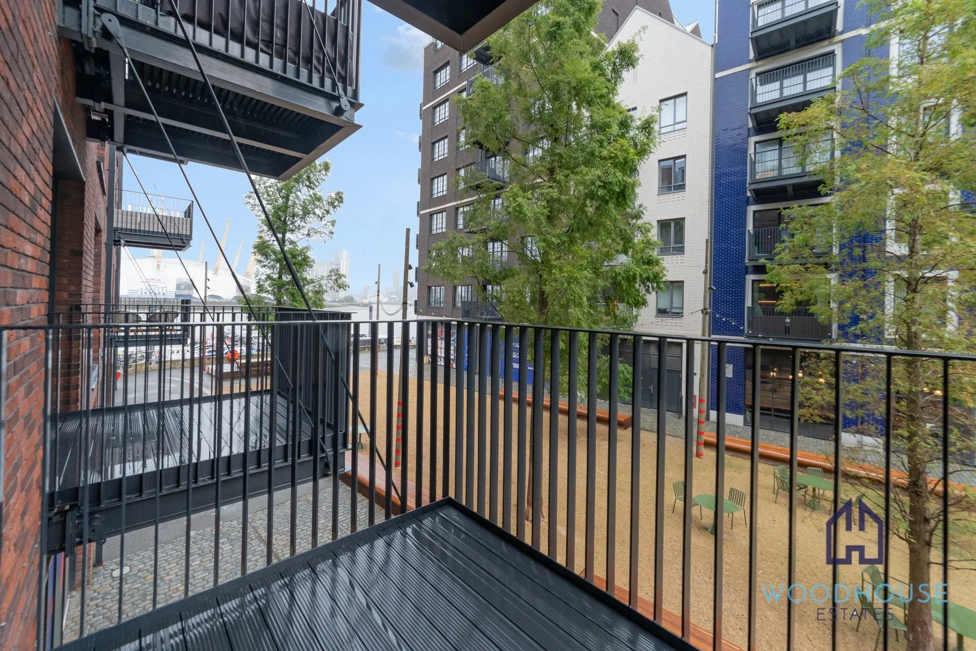 Flat Orchid Close in London
