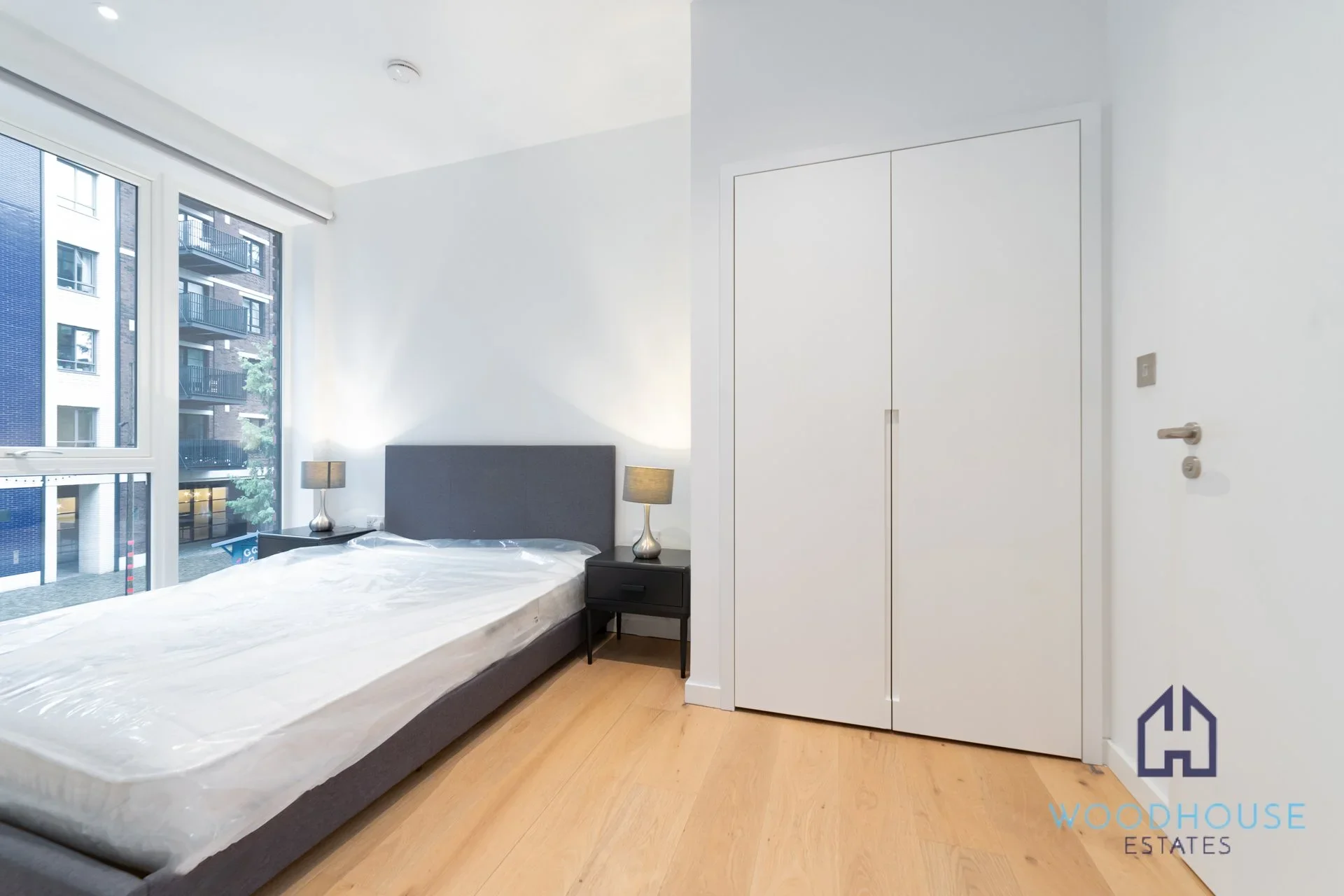 Flat Orchid Close in London