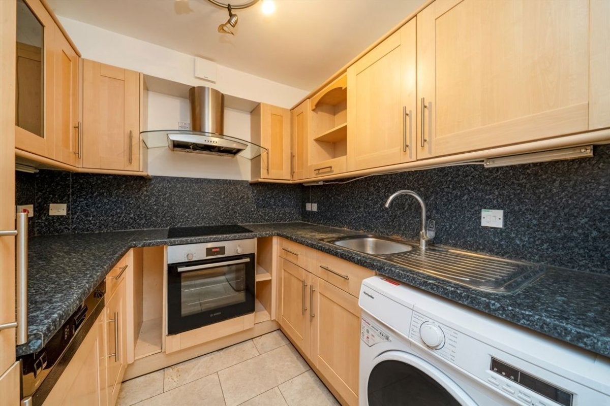 Flat Barnfield Place in Greater London