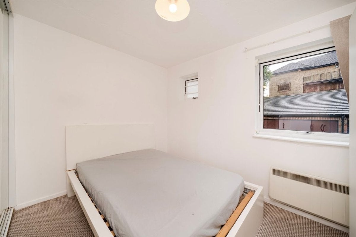 Flat Barnfield Place in Greater London