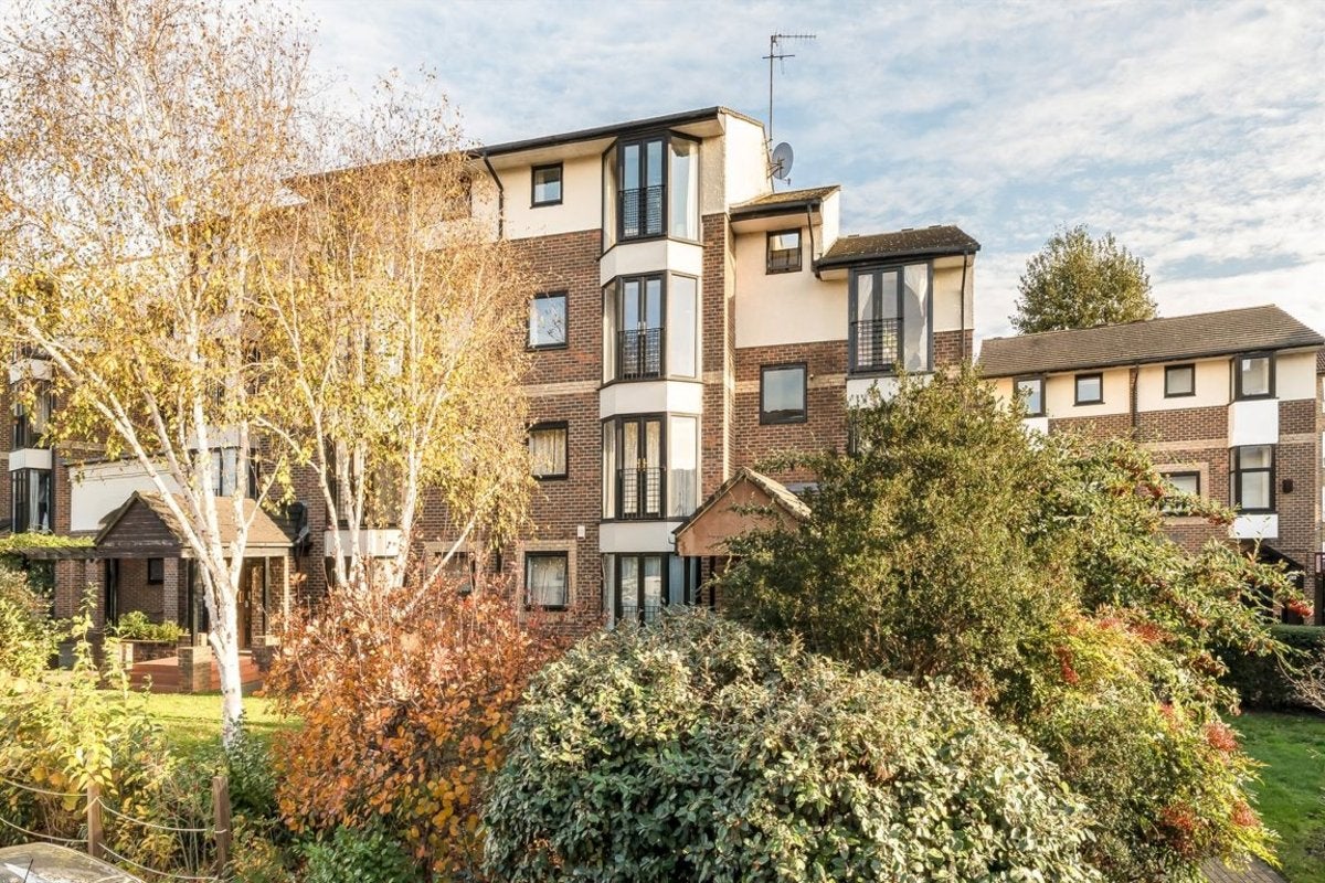 Flat Barnfield Place in Greater London