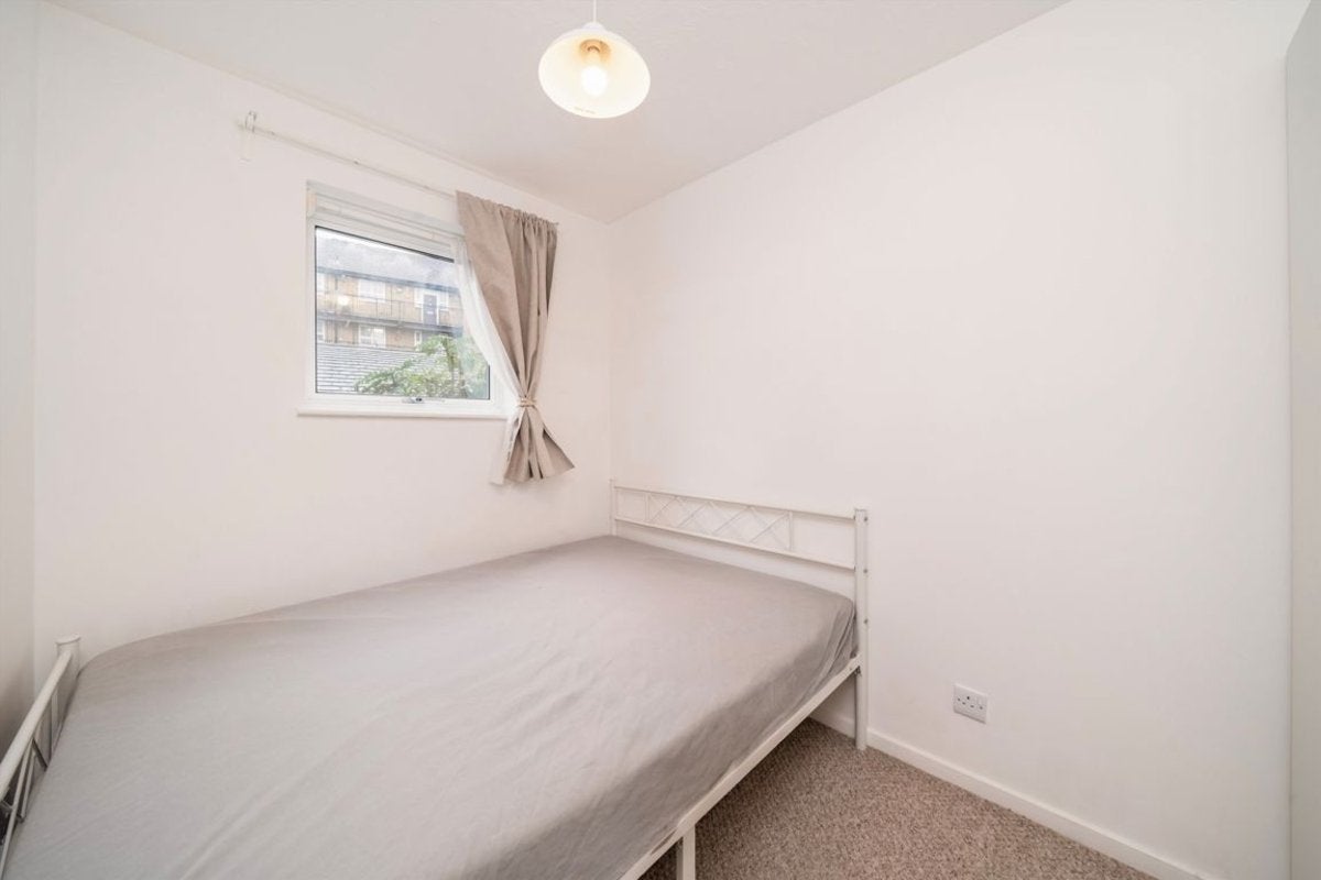 Flat Barnfield Place in Greater London