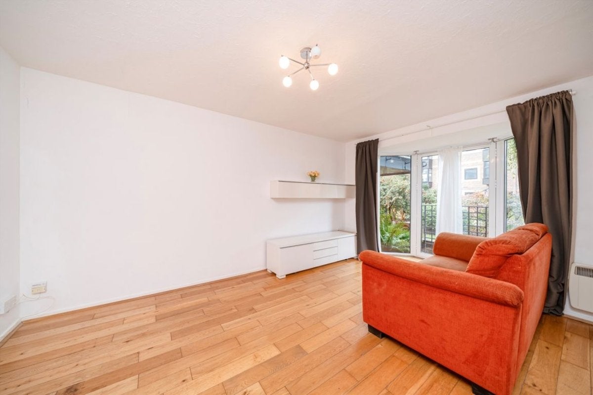 Flat Barnfield Place in Greater London