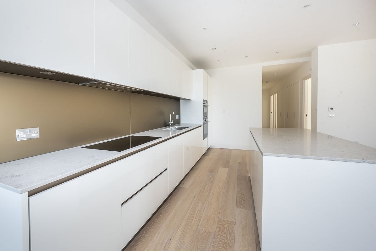 Flat Broom Road in Greater London