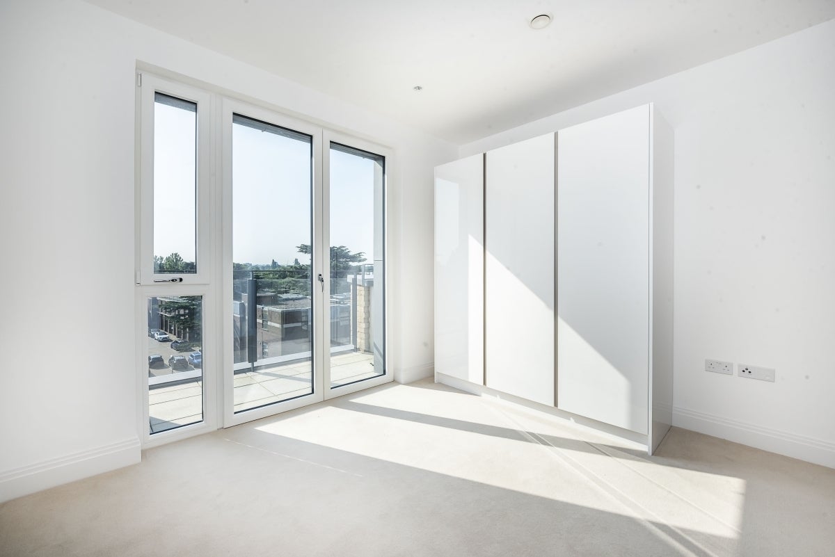 Flat Broom Road in Greater London