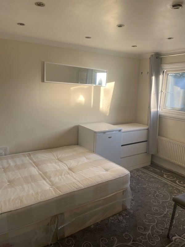 Room St James's Road in Greater London