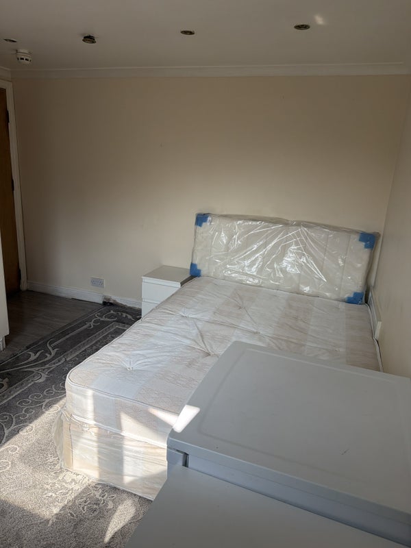 Room St James's Road in Greater London