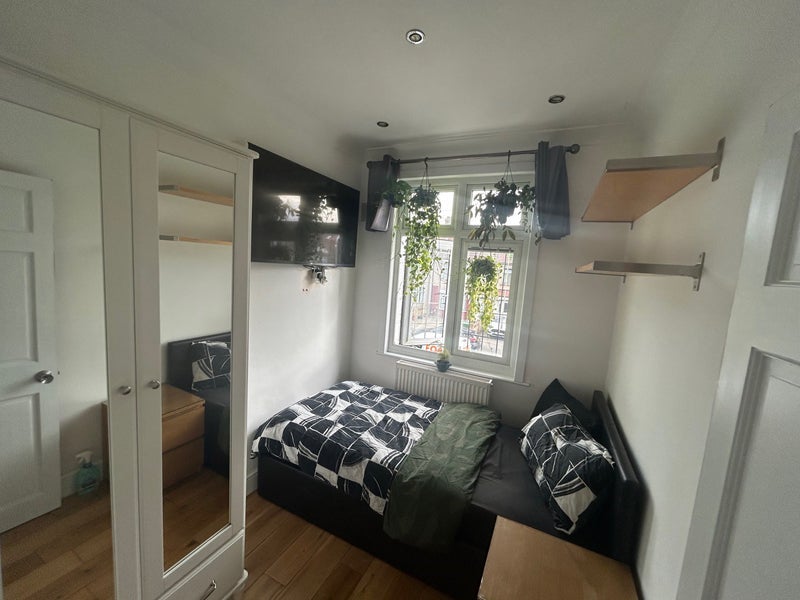 Room Normanshire Drive in Greater London