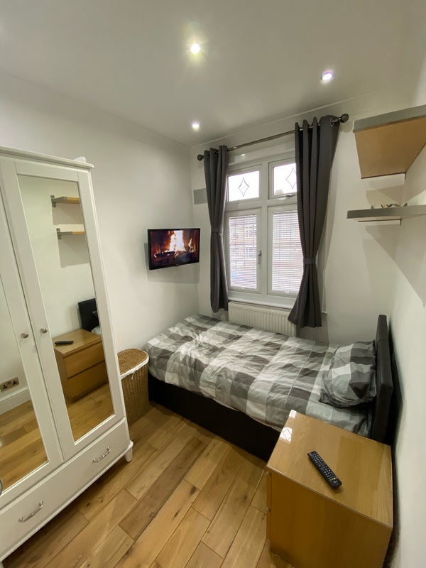 Room Normanshire Drive in Greater London