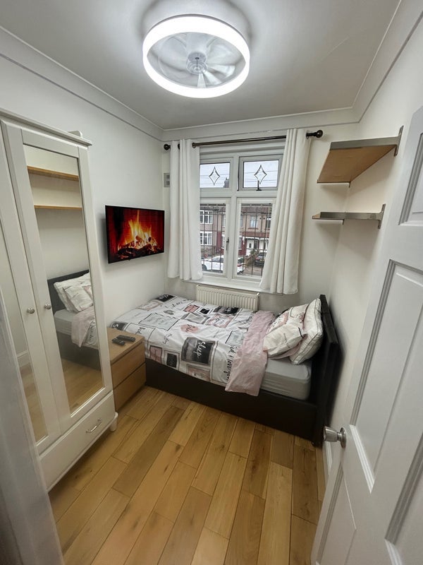 Room Normanshire Drive in Greater London