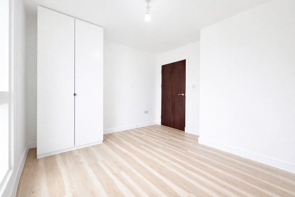 Flat Norbury Avenue in Greater London