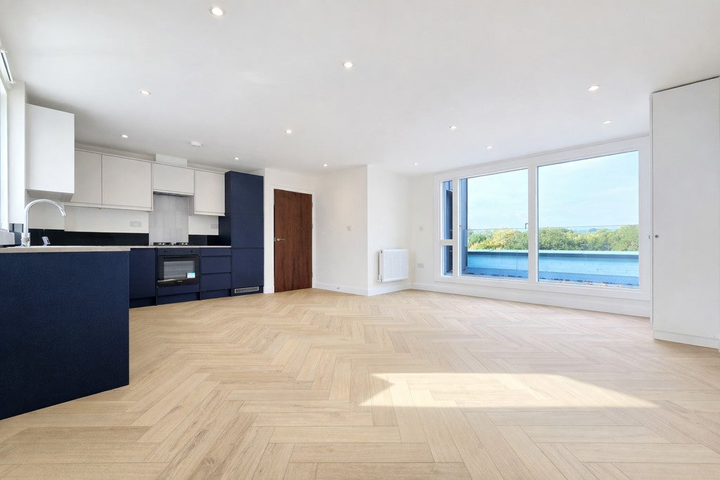 Flat Norbury Avenue in Greater London