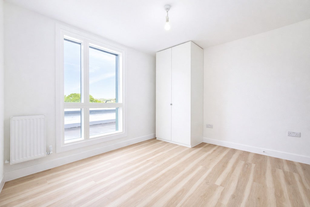 Flat Norbury Avenue in Greater London