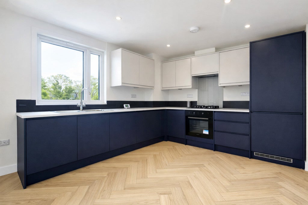 Flat Norbury Avenue in Greater London