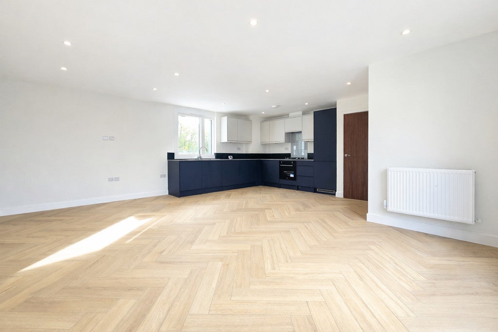 Flat Norbury Avenue in Greater London