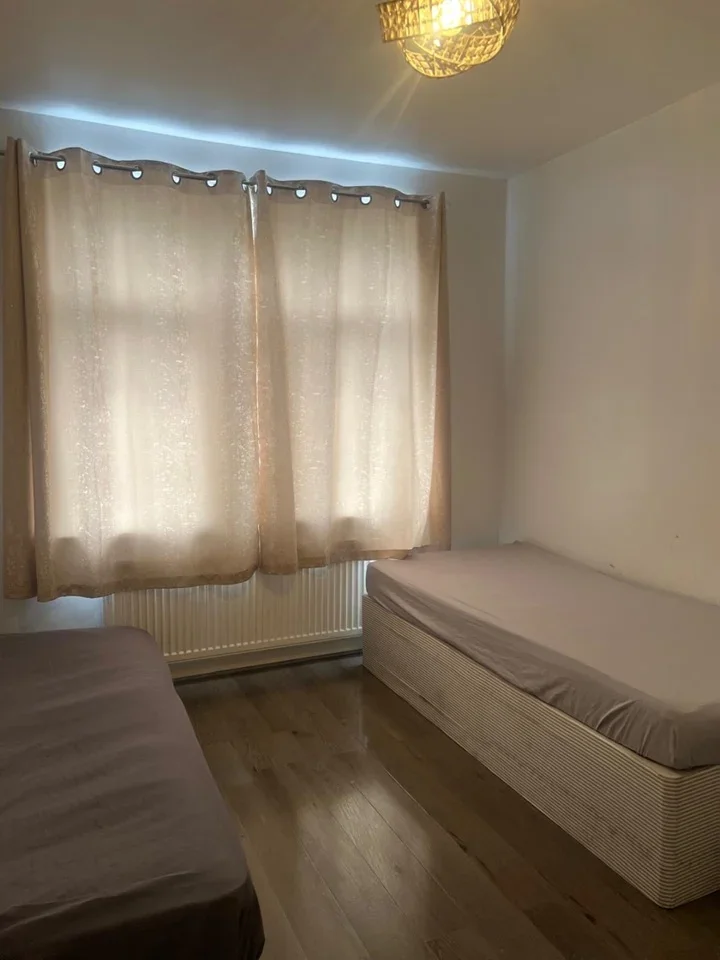 Room Linden Road in Luton
