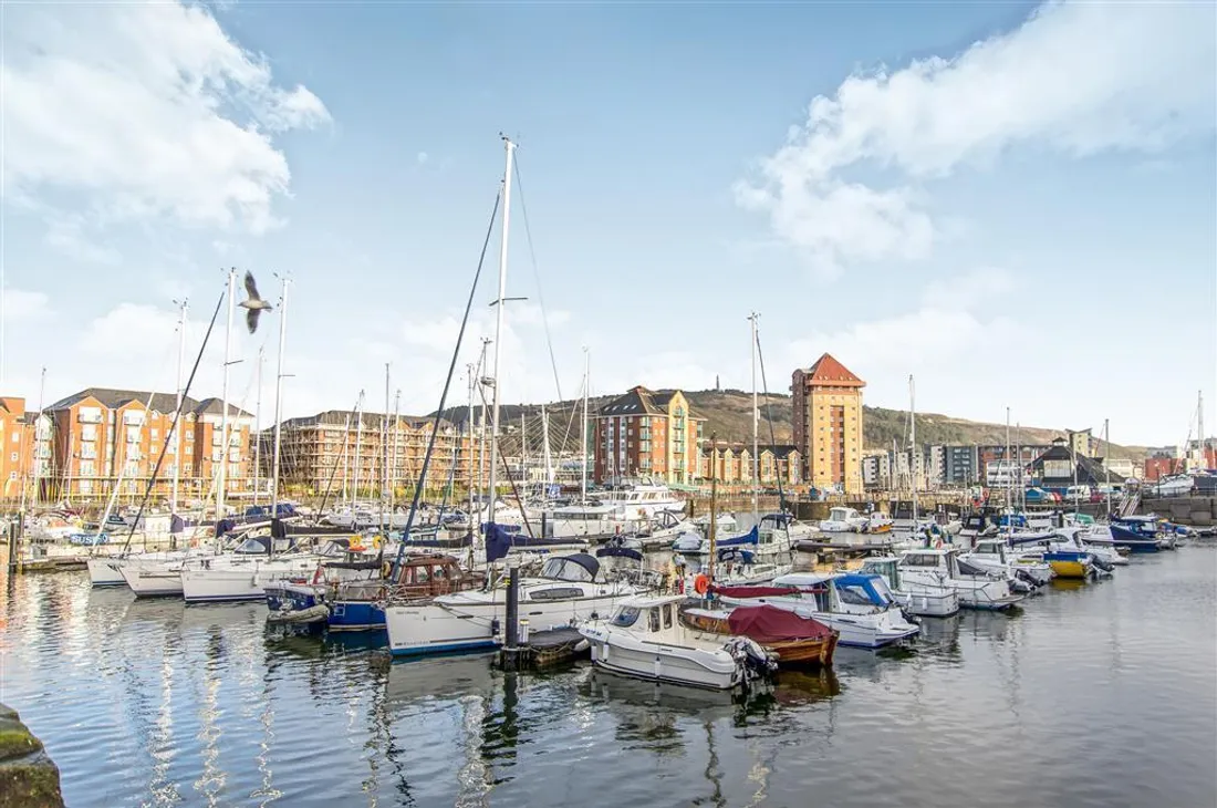Flat Abernethy Quay in Swansea