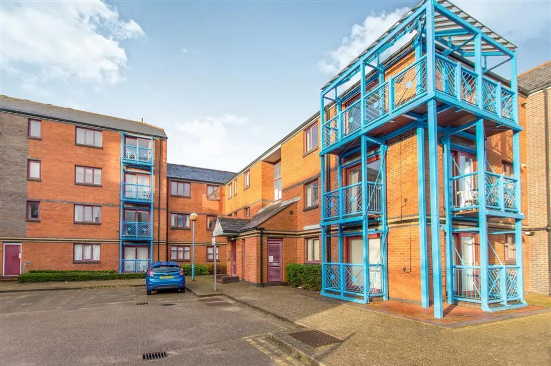 Flat Abernethy Quay in Swansea