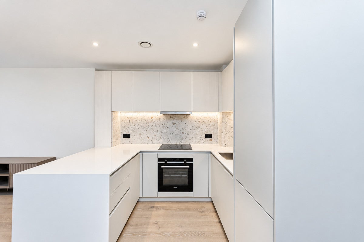 Flat Carnwath Road in Greater London