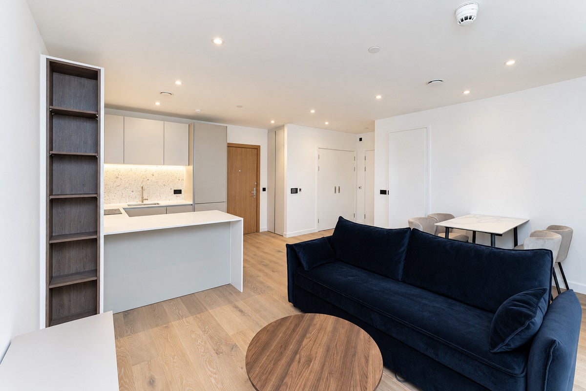 Flat Carnwath Road in Greater London