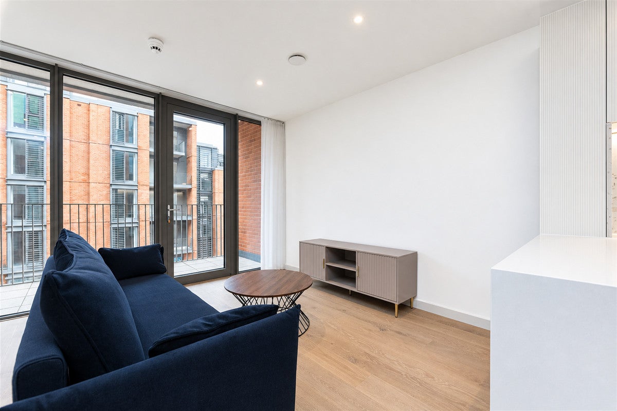 Flat Carnwath Road in Greater London