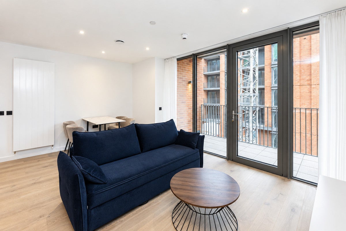 Flat Carnwath Road in Greater London
