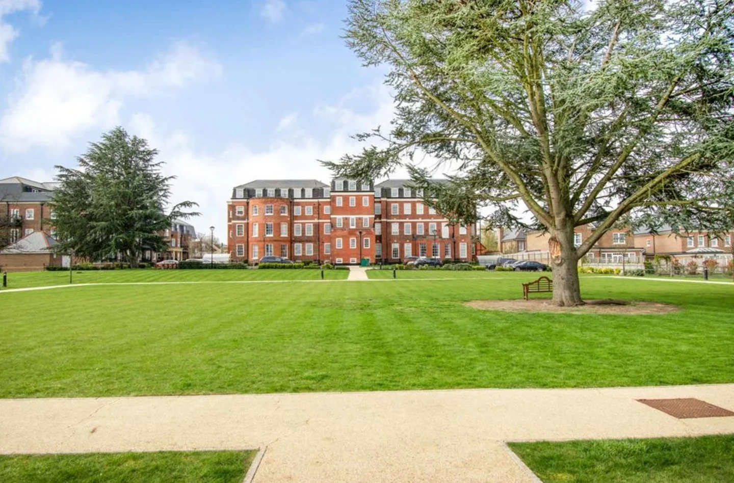 Flat Marian Gardens in Greater London