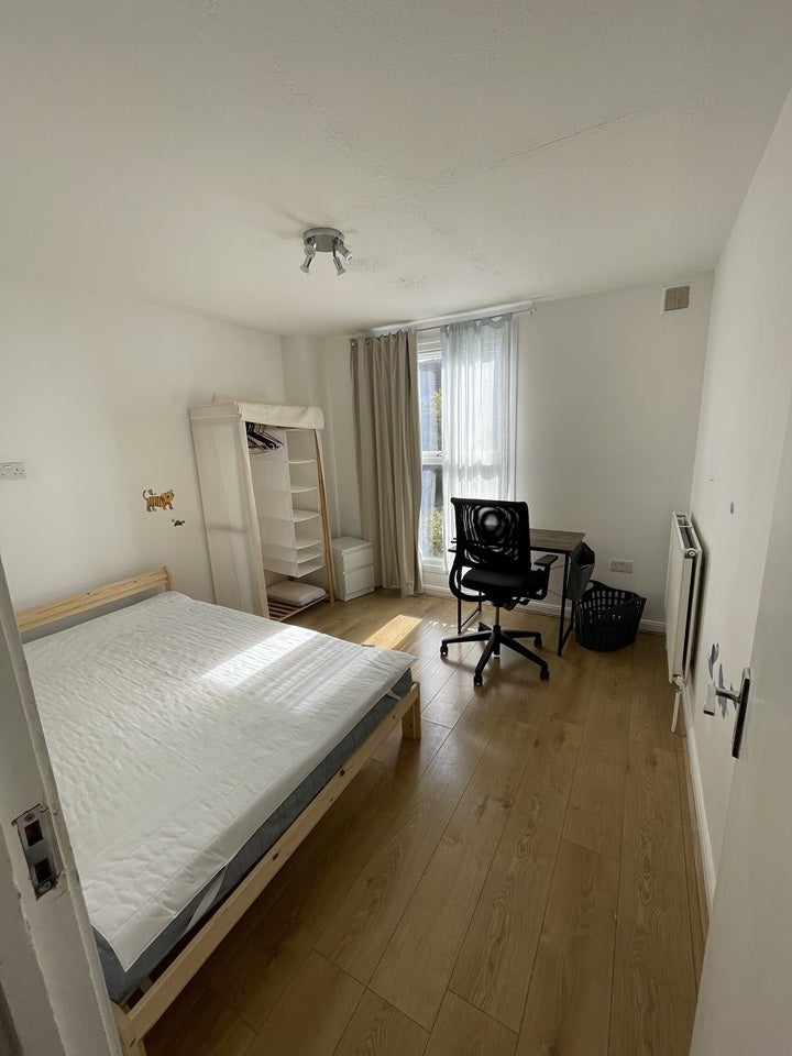 Flat Greyhound Road in Greater London