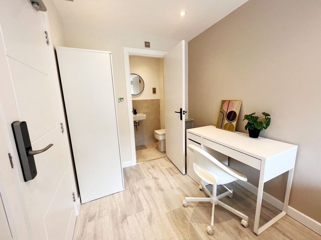 Room Kennet Close in Greater London