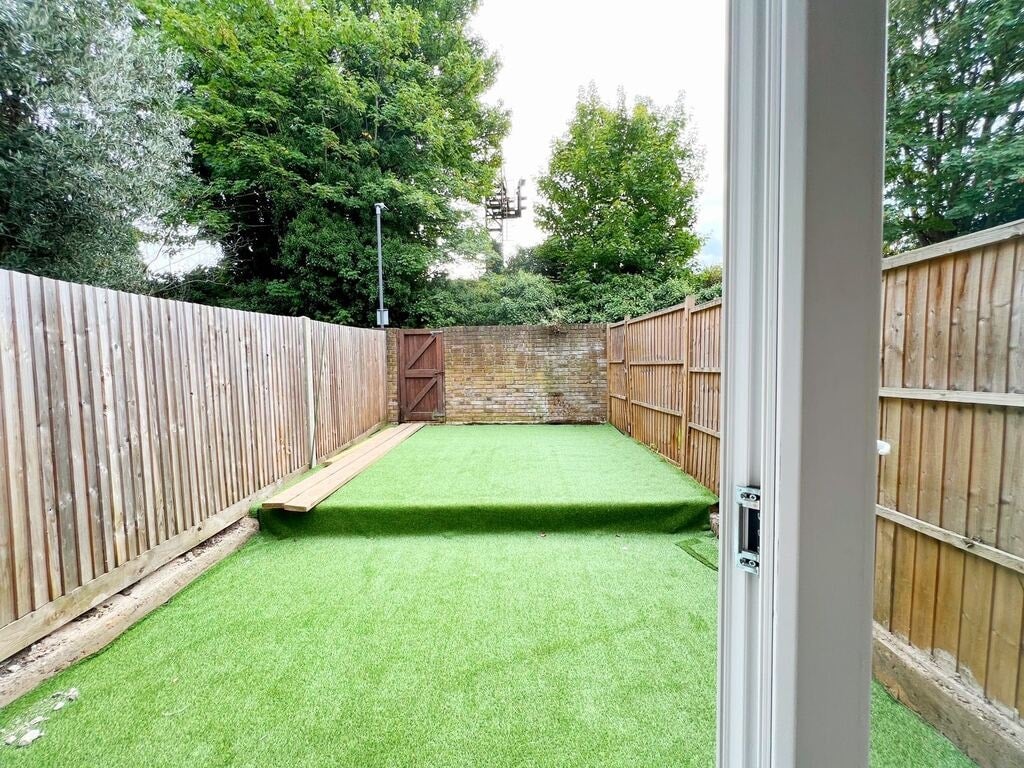 Room Kennet Close in Greater London