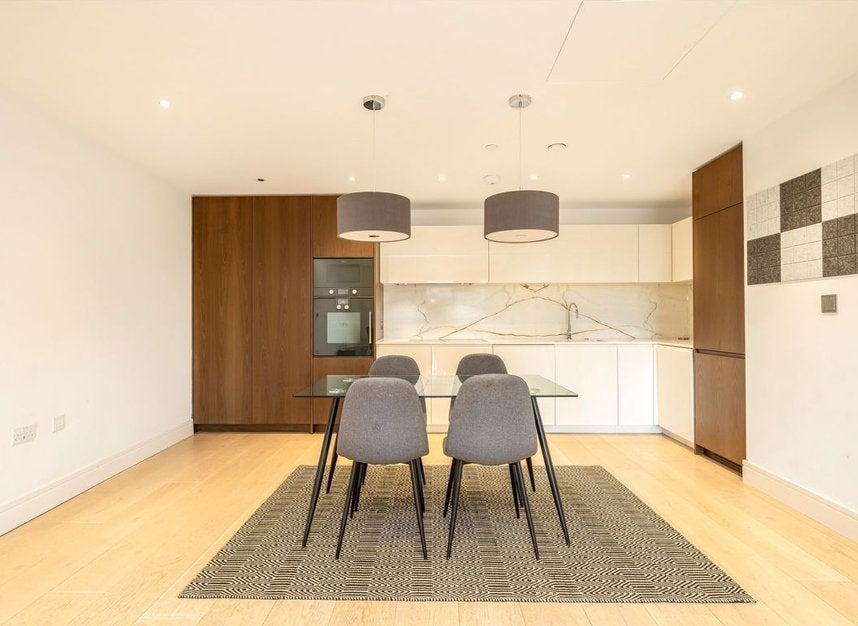 Flat Harbour Avenue in Greater London