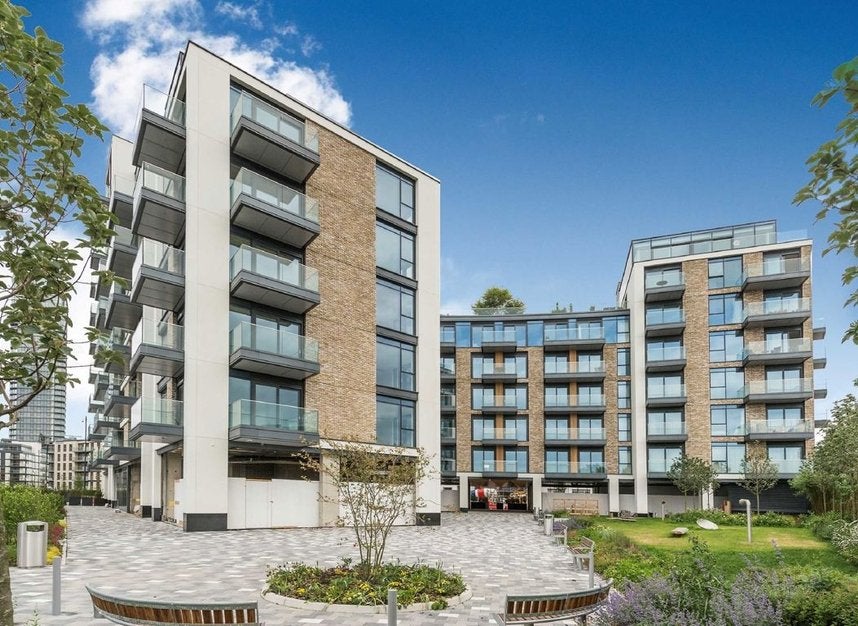 Flat Harbour Avenue in Greater London