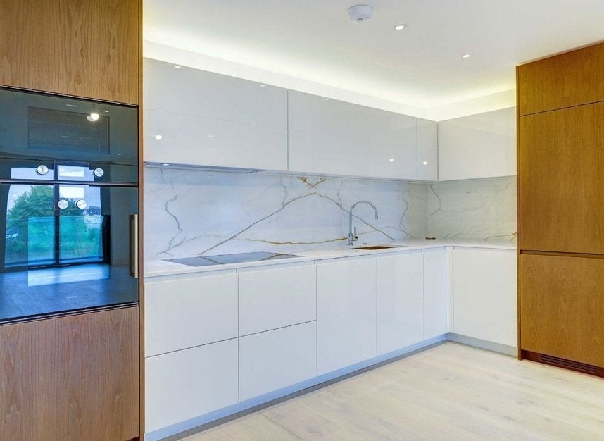 Flat Harbour Avenue in Greater London