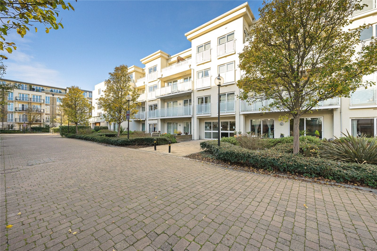 Flat Melliss Avenue in Greater London