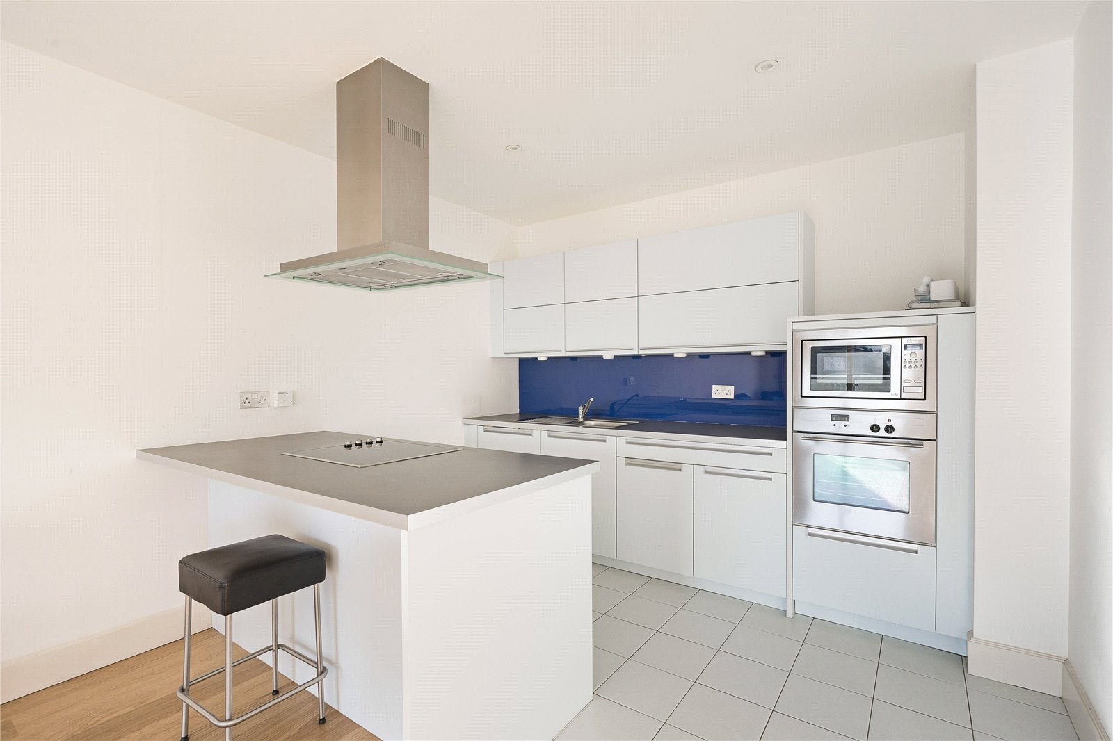 Flat Melliss Avenue in Greater London